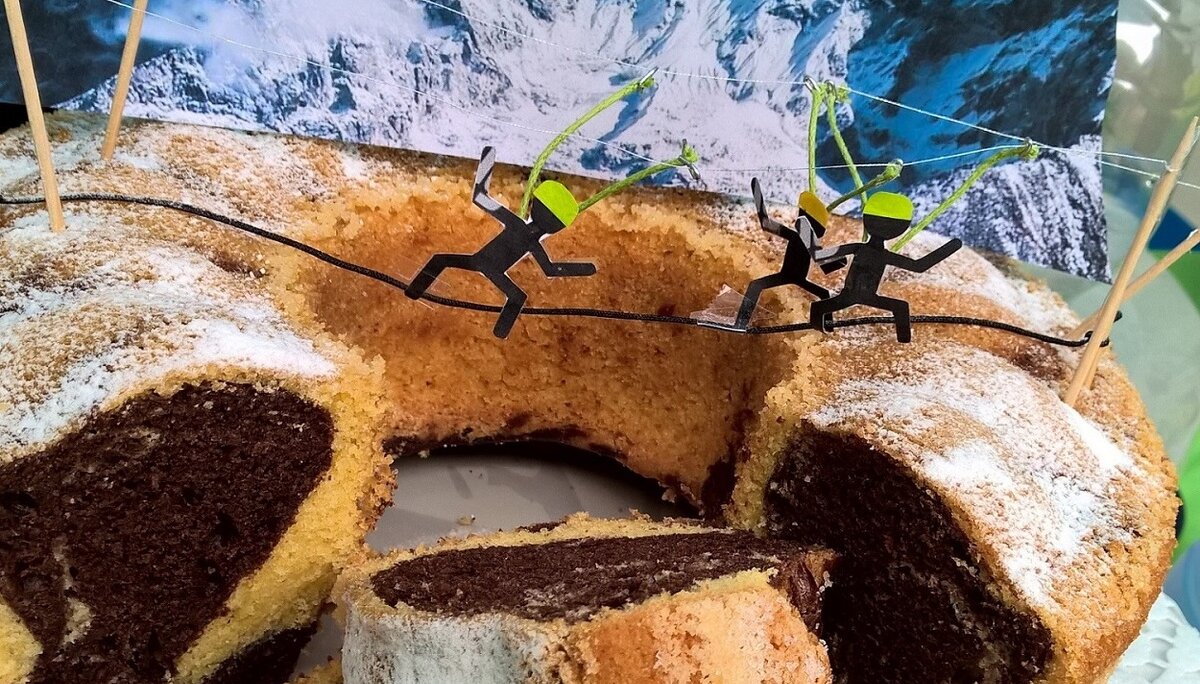 Kuchenspende zum Eröffnungstag des Klettersteigs Vorlandbrücke | © Michael Cremer 2022 | © Michael Cremer