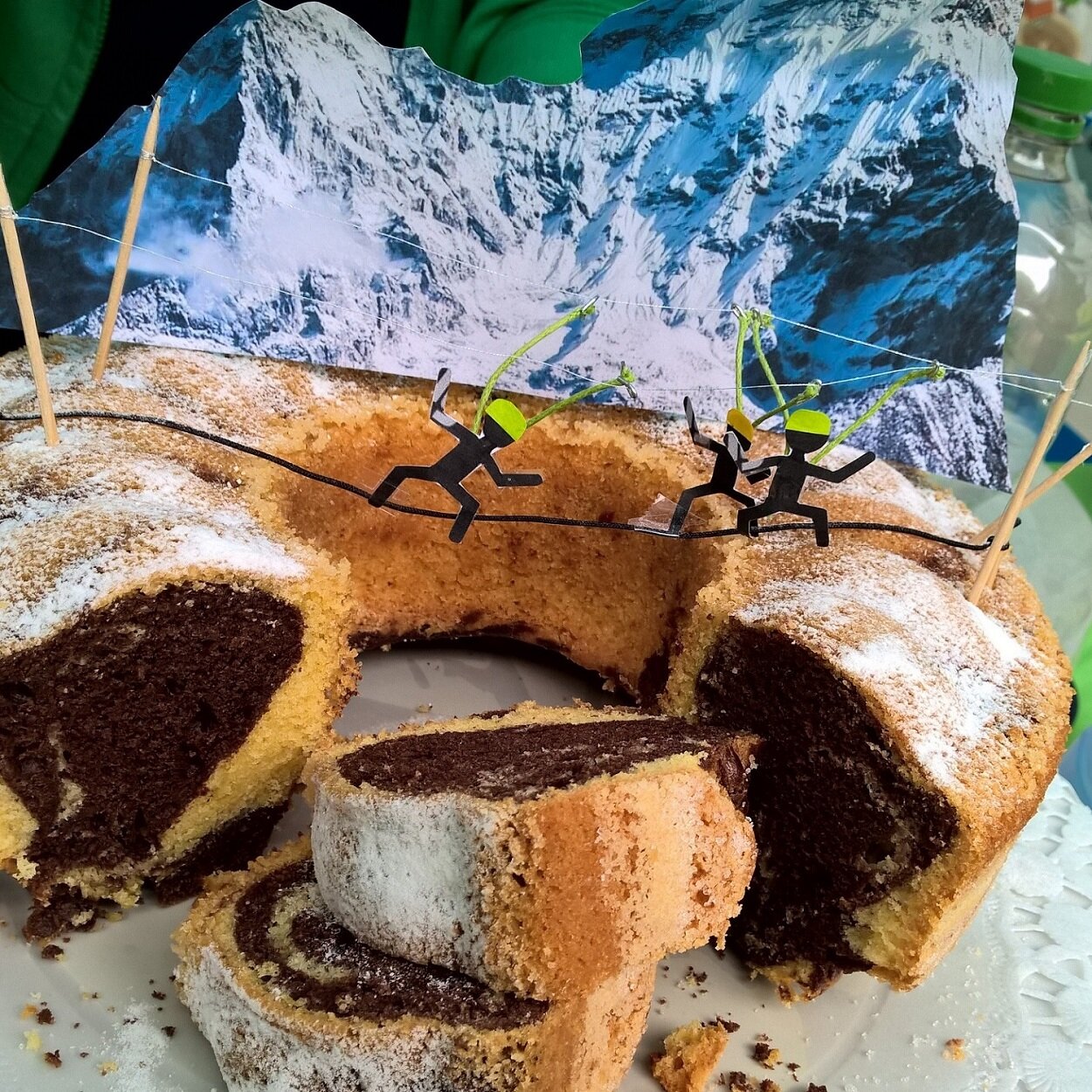 Kuchenspende zum Eröffnungstag des Klettersteigs Vorlandbrücke | © Michael Cremer 2022 | © Michael Cremer