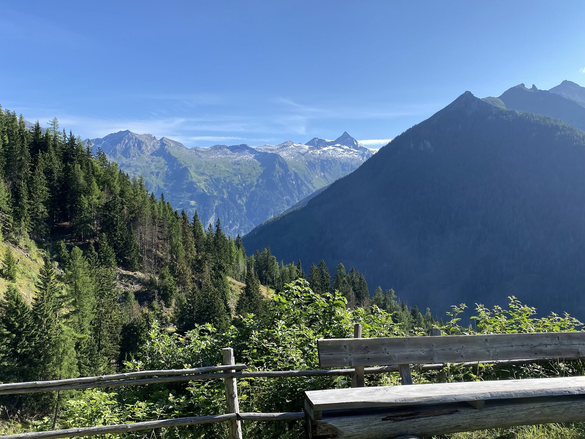 Blick von der Watzingerhütte übers Seebachtal zum Alpenhauptkamm | © Petra Herrchen 2023 | © Petra Herrchen