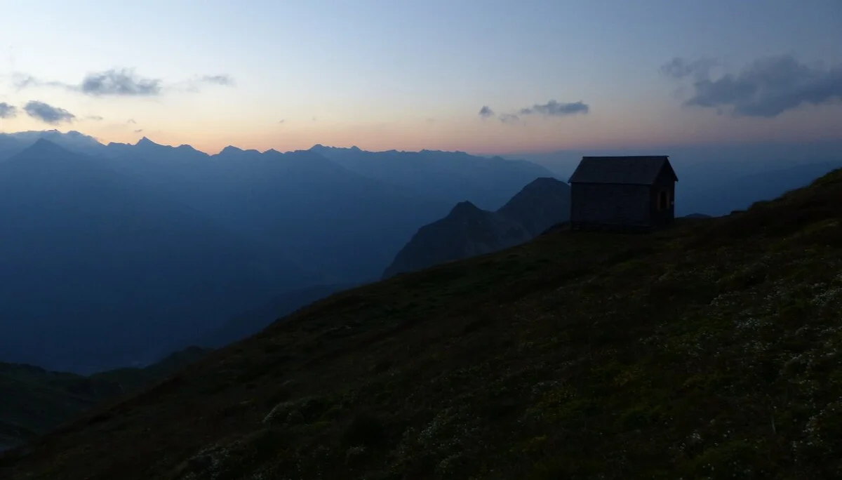 Sonnenaufgang auf der Böseckhütte am Westerfrölkeweg | © Holger Klink 2018 | © Holger Klink