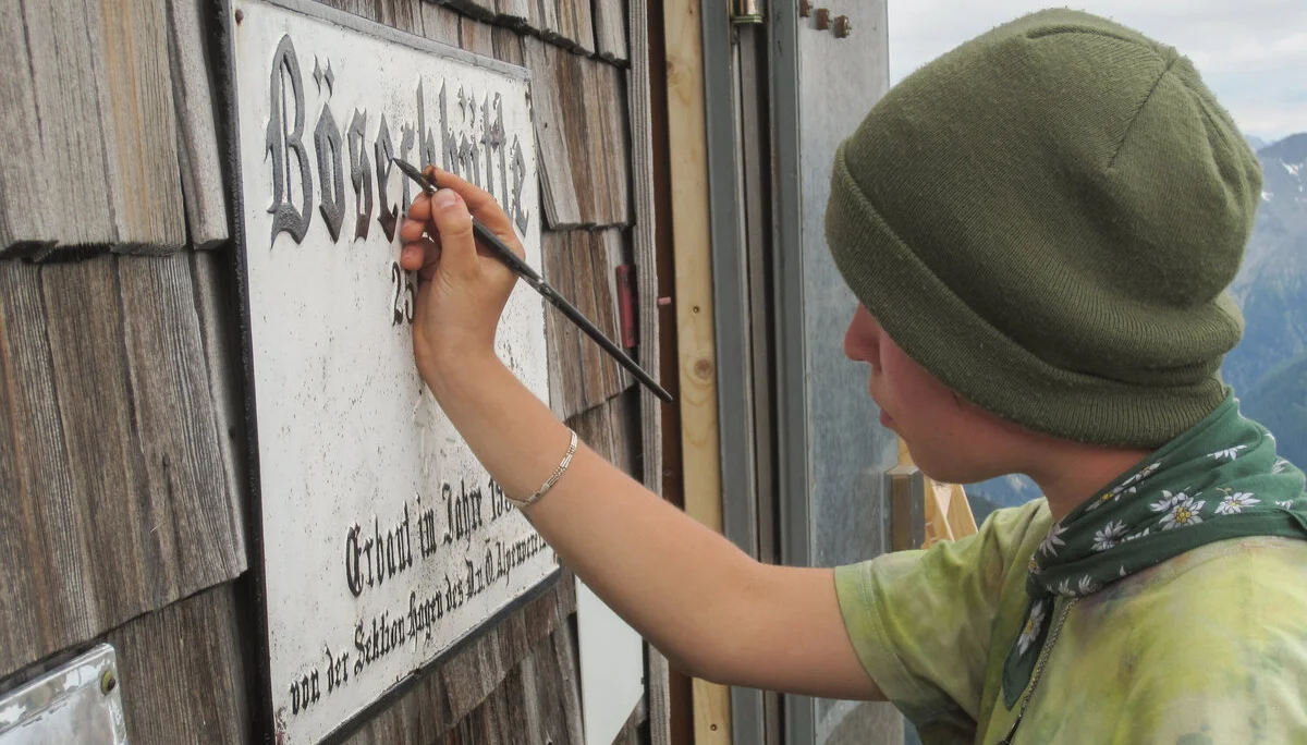 Kunst am Schild der Böseckhütte | © Holger Klink 2019 | © Holger Klink