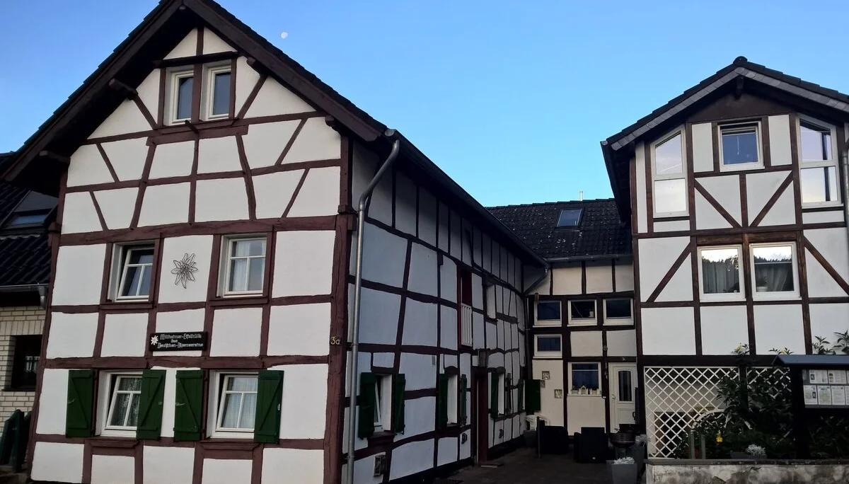 Die Mülheimer Eifelhütte von der Straßenseite | © Michael Cremer 2020 | © Michael Cremer