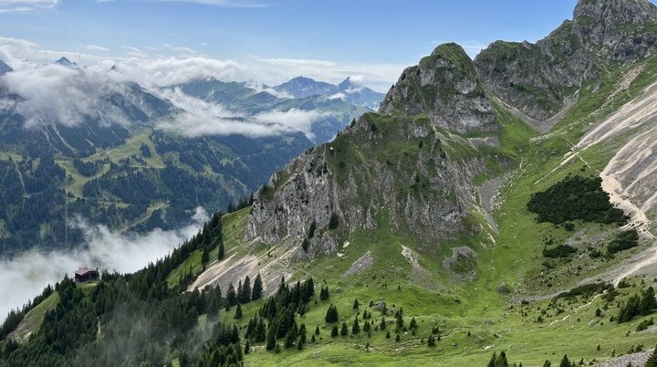 Gimpelhaus (links) und Gipfel der Roten Flüh (rechts) | © Holger Klink