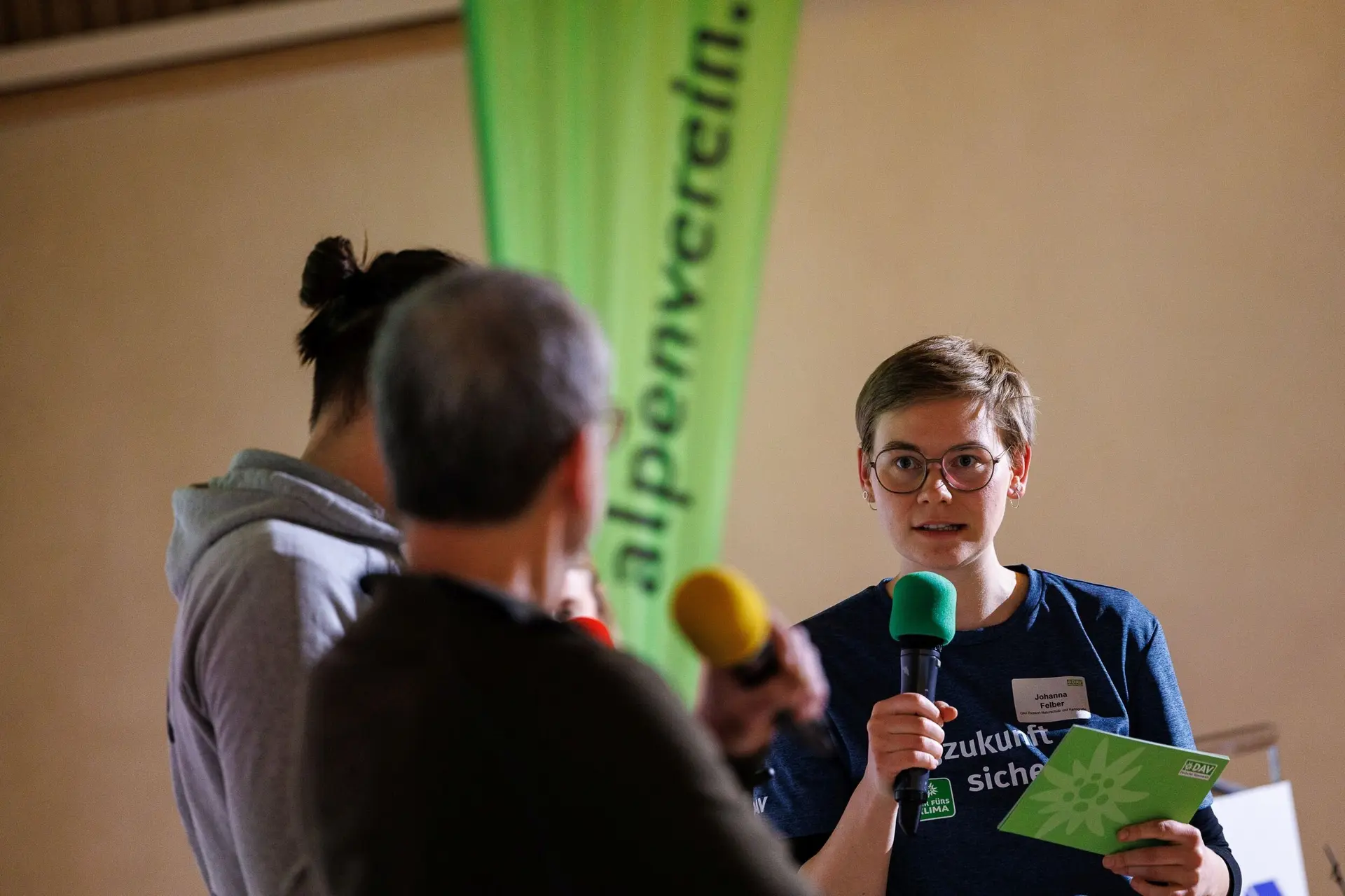 Gemeinsamer Austausch zwischen drei Mitarbeitenden des DAV. | © DAV /  Johanna Felber
